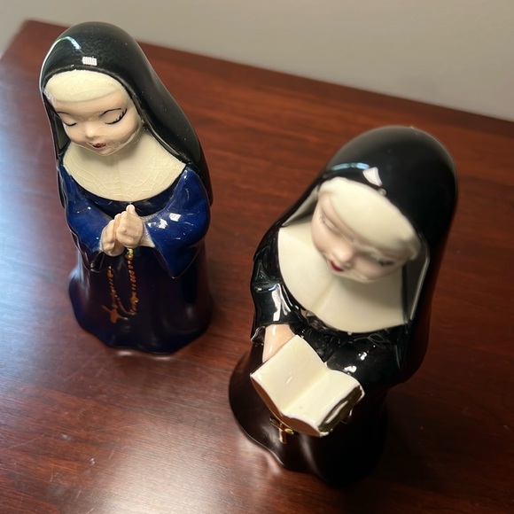 Vintage Handpainted Kitsch Ceramic Singing and Praying Nun Figurines - Picture 4 of 14